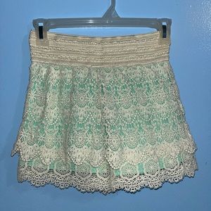 Kids shorts, green with white lace like overlay, 10/12